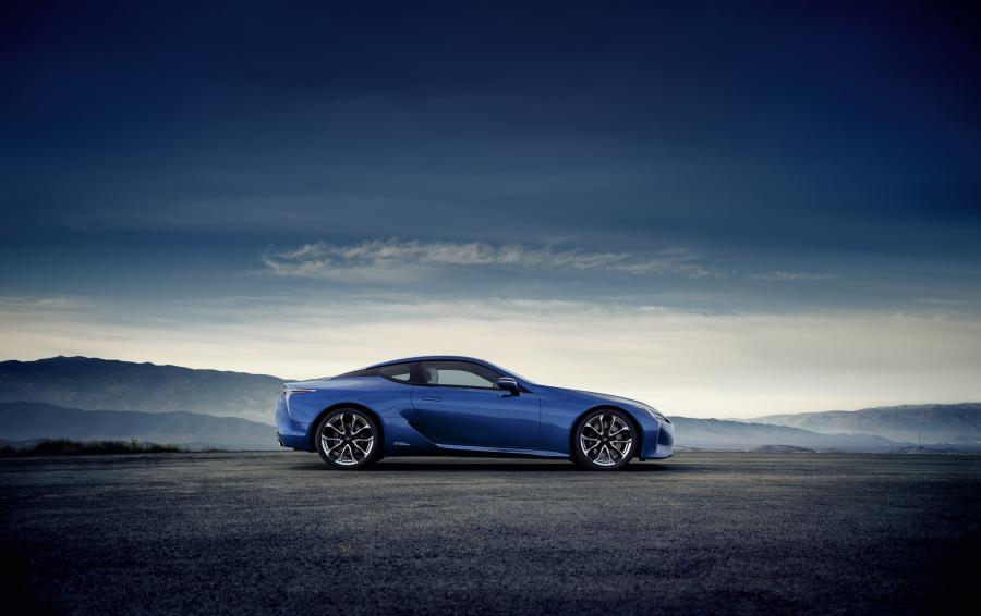  Lexus LC500h 2017 года  (WW) (фото 13 из 40)